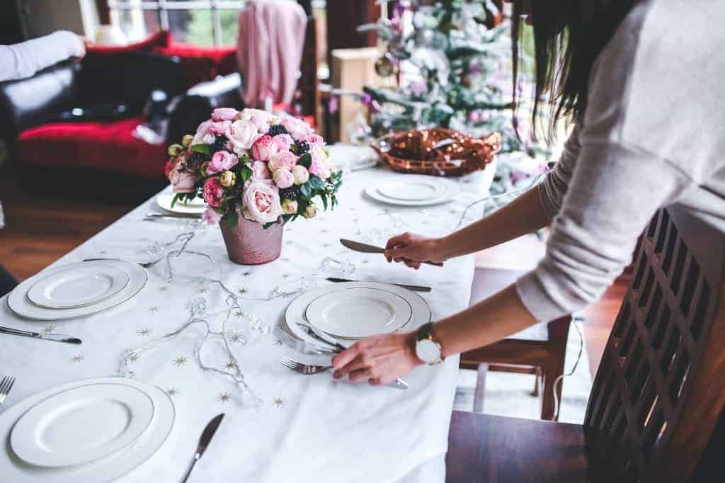 كيف تستقبلين الضيوف في بيتك لتناول الطعام اتيكيت المائدة - orchidfulifestyle